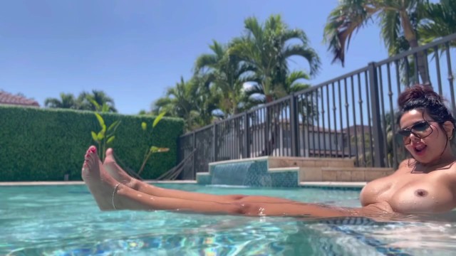 Barbi Gets A Billion Of Naked Billion In The Urine.